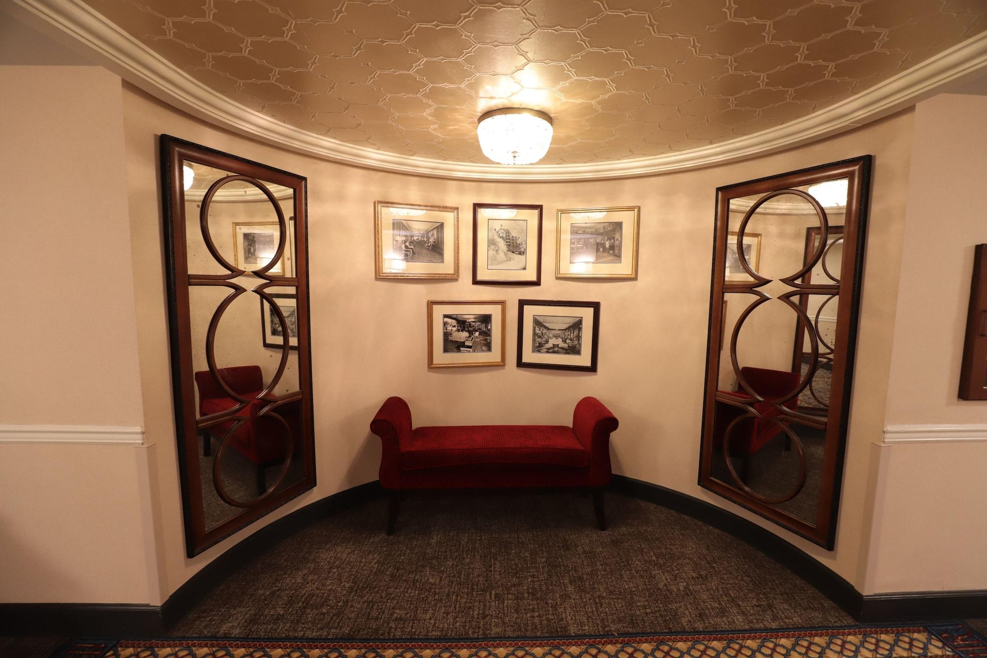 Hotel Roanoke & Conference Center, Curio Collection By Hilton Экстерьер фото